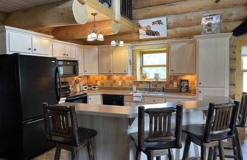 Cody Cabina | Tweek's Cabin- luxury cabin with yard, fire pit, and hot tub!!!