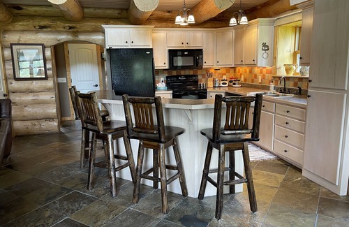 Cody Cabina | Tweek's Cabin- luxury cabin with yard, fire pit, and hot tub!!!