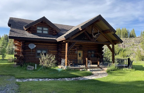 Cody Cabina | Tweek's Cabin- luxury cabin with yard, fire pit, and hot tub!!!