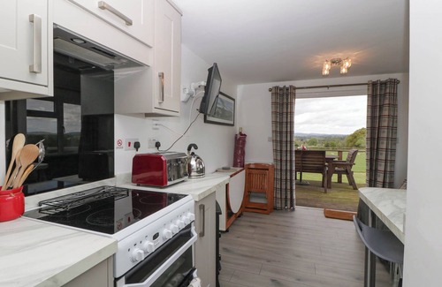 Llanvair Kilgeddin Cabaña | TWILIGHT, with a garden in Raglan