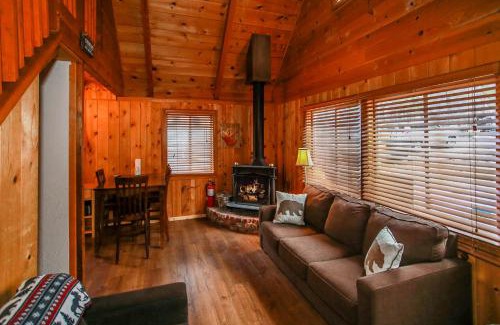 Sugarloaf Casa | Twin Bear - Cozy and convenient, relaxing cabin with a nice fenced yard and a BBQ