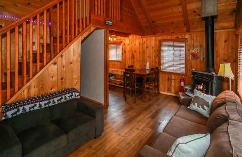 Sugarloaf Casa | Twin Bear - Cozy and convenient, relaxing cabin with a nice fenced yard and a BBQ
