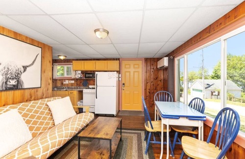 Chippewa Lake Cabina | Twin bed cottage with pickleball court