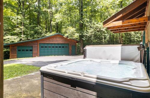 Brevard Casa | Twin Creeks Lodge by AvantStay 33 Acre Retreat