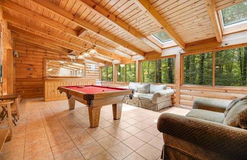 Brevard Casa | Twin Creeks Lodge by AvantStay 33 Acre Retreat