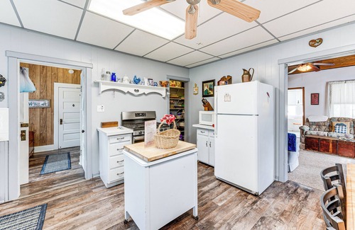 Twin Lakes Cabaña | Twin Lakes Cottage: Walk to Elizabeth Lake!