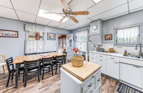Twin Lakes Cabaña | Twin Lakes Cottage: Walk to Elizabeth Lake!