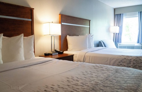 Pigeon Forge Hotel | Twin Mountain Inn & Suites