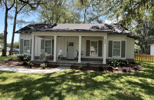 St. Marys Cabaña | Twin Oaks Cottage in charming downtown St. Marys, walking distance to waterfront