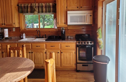 Kerr Cabina | Twin Oaks is a rustic and pet friendly cabin located on 50 mostly wooded acres