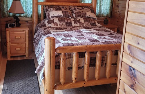 Kerr Cabina | Twin Oaks is a rustic and pet friendly cabin located on 50 mostly wooded acres