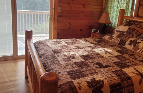 Kerr Cabina | Twin Oaks is a rustic and pet friendly cabin located on 50 mostly wooded acres