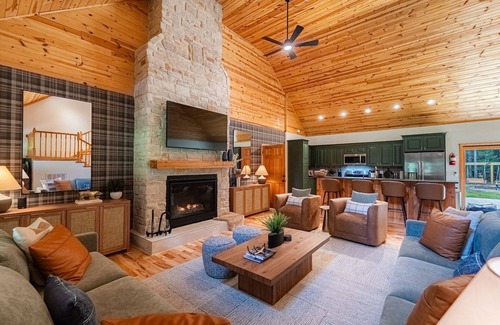 Mt Lookout Cabina | Twin Oaks Lodge: 4 Kings, Hot Tub, Sauna & Epic Game Room