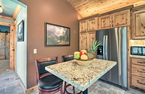 Simi Valley Cabaña | 'Twin Palms' Romantic Retreat: Yard + Grill!