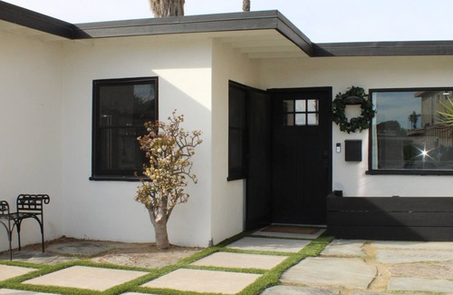 Pierpont Bay Casa | Twin Palms Ventura Pierpont Beach Bungalow Steps from the Ocean Newly Renovated