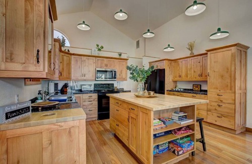 Boise Casa | Twin Pines Cabin at Wilderness Ranch Pet Friendly