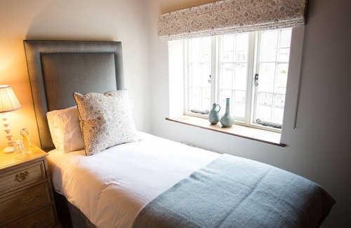 Edington Cama Y Desayuno | Twin Private Bathroom Tinhead room at The Three Daggers