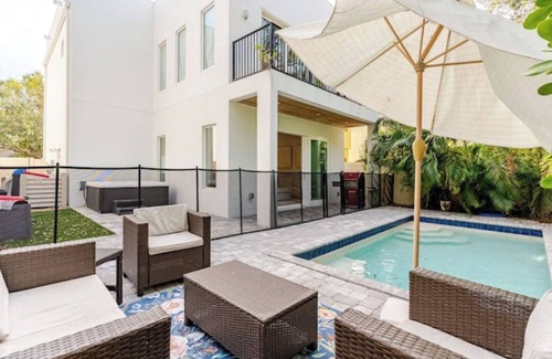 Gillespie Park Casa | Twin Villas for Groups near Downtown SRQ
