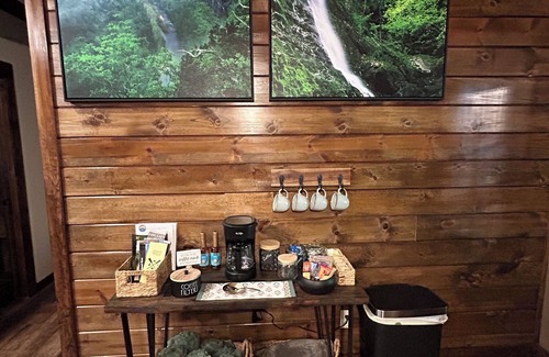 Jasper Cabina | Twisted Pine Cabin in Jasper. Sleeps 2 w/Hot tub & Covered Patio w/gas fireplace