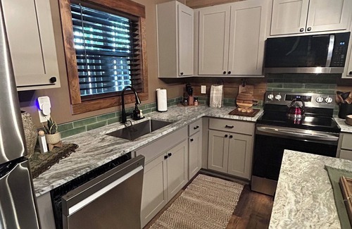 Jasper Cabina | Twisted Pine Cabin in Jasper. Sleeps 2 w/Hot tub & Covered Patio w/gas fireplace