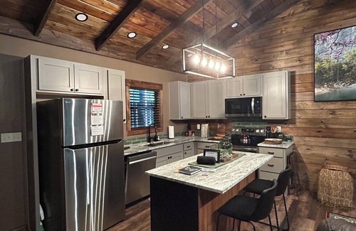 Jasper Cabina | Twisted Pine Cabin in Jasper. Sleeps 2 w/Hot tub & Covered Patio w/gas fireplace