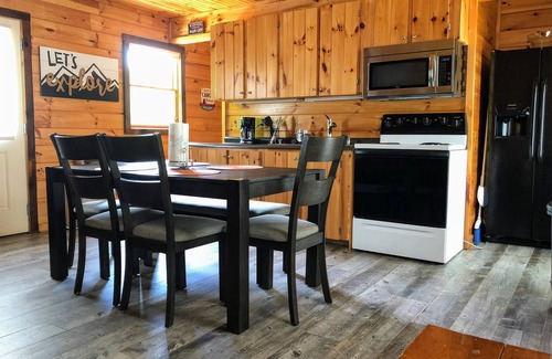 Butler Cabina | Twisted Vines Cabin -Tiny Home Near Watauga Lake