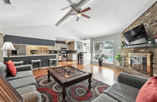 North Richland Hills Casa | Two Adjacent Houses with a Private Pool