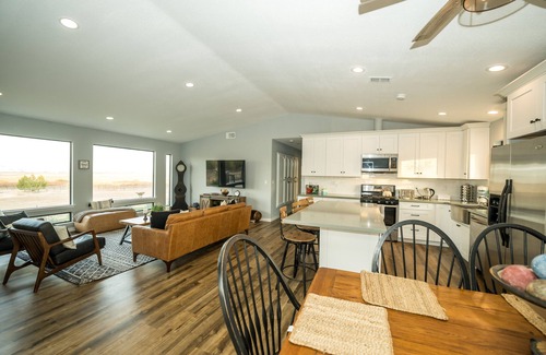Paso Robles Otro | Two Adjacent Farmhouses on 4 acres. Sleeps up to 20. Pet Friendly