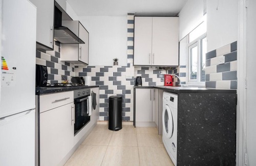 Harborne Casa | Two Bed House - Courtyard - Parking - Harborne