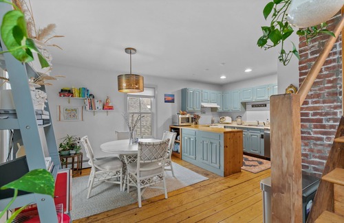The Point Apartamento | Two Bed, Two Bath, two blocks from water, downtown Newport summer rental.