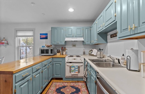 The Point Apartamento | Two Bed, Two Bath, two blocks from water, downtown Newport summer rental.