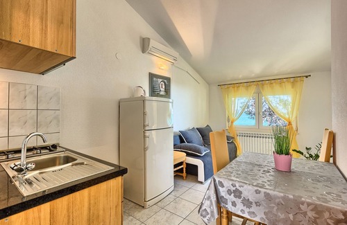 Kastel Stafilic Apartamento | Apartamento para dos personas en la playa Kastel Stafilic, Kastela (A-21981-a)