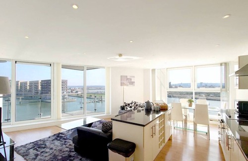 Newham Apartamento | Two-Bedroom Apartment with River Views