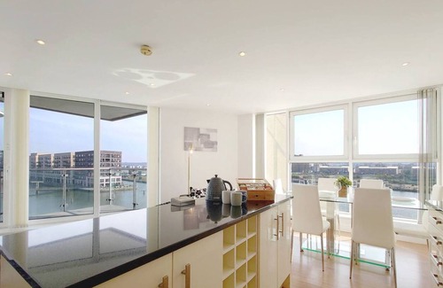 Newham Apartamento | Two-Bedroom Apartment with River Views