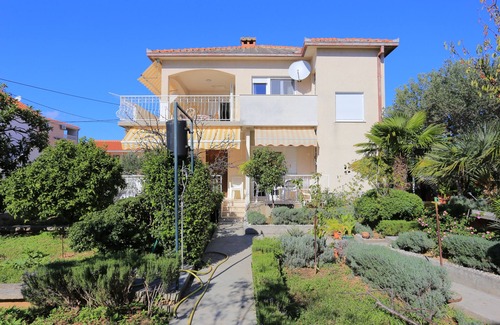 Seget Vranjica Apartamento | Apartamento para dos personas con terraza y vista al mar Seget Vranjica, Trogir (A-18487-c)