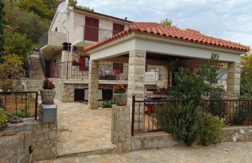 Cove Donja Krusica (Donje selo) Apartamento | Two bedroom apartment with terrace and sea view Bahía Donja Krušica, Solta (A-17064-b)