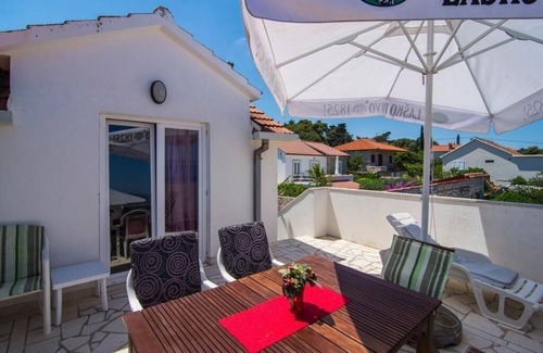 Splitska Apartamento | Apartamento para dos personas en la playa Splitska, Brac (A-22683-a)