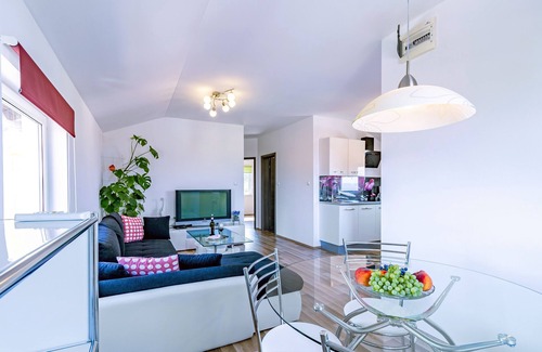 Bilice Apartamento | Apartamento para dos personas con balcón y vista al mar Bilice, Krka (A-13545-a)