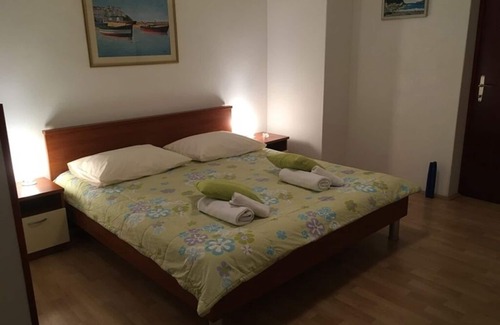 Tribulje Apartamento | Two bedroom apartment with terrace and sea view Tribulje, Krk (A-5438-b)