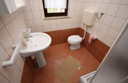 Tribulje Apartamento | Two bedroom apartment with terrace and sea view Tribulje, Krk (A-5438-b)