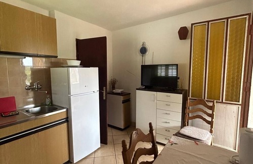 Cove Donja Krusica (Donje selo) Apartamento | Apartamento para dos personas con terraza y vista al mar Bahía Donja Krušica, Solta (A-15636-b)