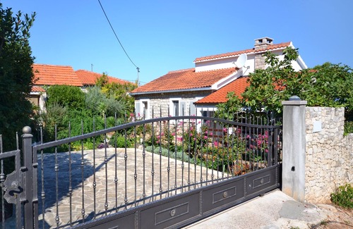 Splitska Apartamento | Apartamento para dos personas con terraza y vista al mar Splitska, Brac (A-11300-a)