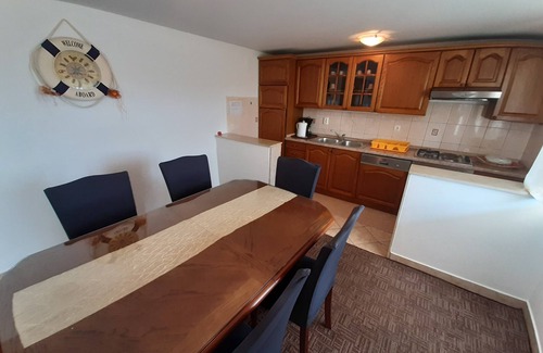 Vinisce Apartamento | Apartamento para dos personas con balcón y vista al mar Vinisce, Trogir (A-6117-a)