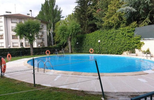 Jaca Apartamento | Apartamento con Piscina y Garaje en Zona Tranquila de Jaca