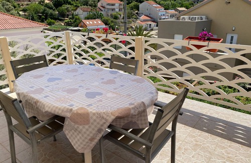 Lun Apartamento | Apartamento para dos personas con terraza y vista al mar Lun, Pag (A-11781-a)