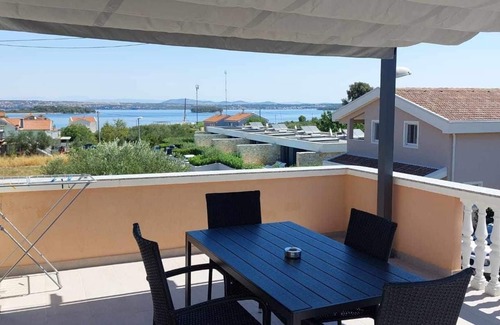 Kraj Apartamento | Apartamento para dos personas con terraza y vista al mar Kraj, Pasman (A-335-b)