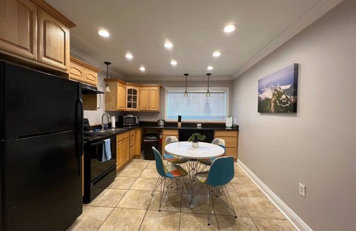 Highlands - Perkins Apartamento | Two bedroom apt with desk, washer dryer & pool