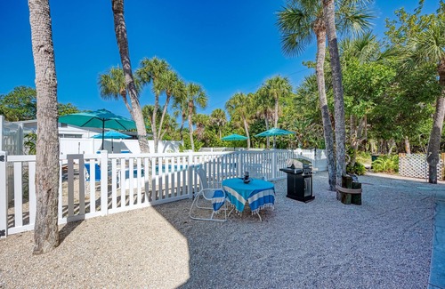 Englewood Apartamento | Two bedroom beach and bay private getaway - just relax! Gecko House Manasota Key
