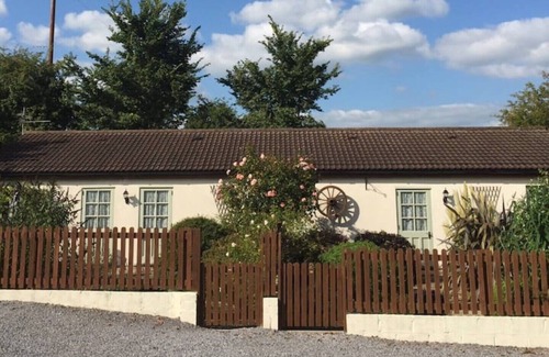 Wedmore Cabaña | Two Bedroom Cottage near Wedmore with Mendip Views