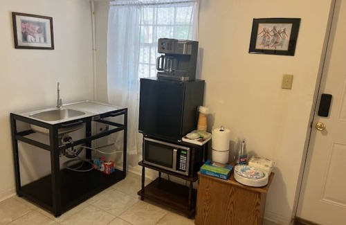 Athens Casa | Two Bedroom home near UGA - with newly renovated floors!!